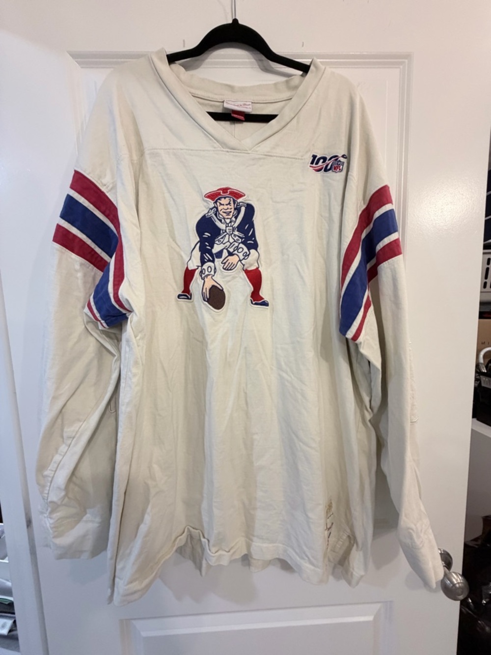 Mitchell & Ness Cream V-Neck Pullover with Patriots decor